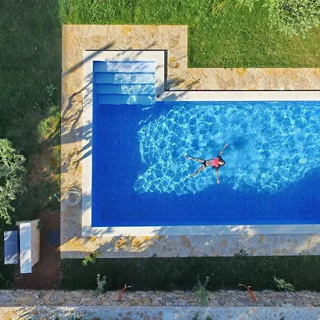 Luxury With A Swimming Pool - 18575 Villa