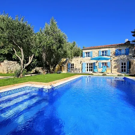 Villa Luxury With A Swimming Pool - 18575