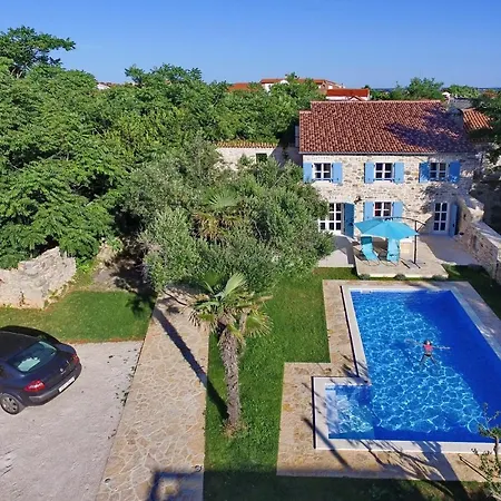 Villa Luxury With A Swimming Pool - 18575