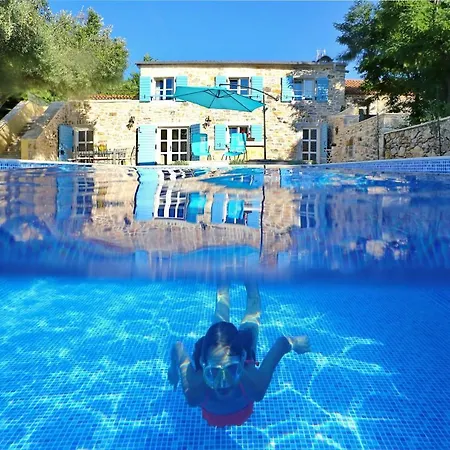Luxury With A Swimming Pool - 18575