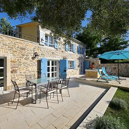 Luxury With A Swimming Pool - 18575
